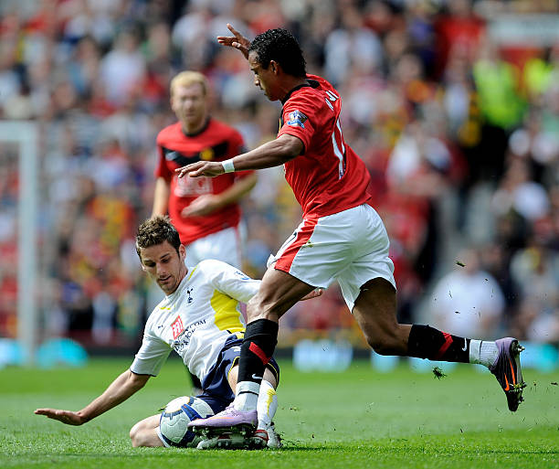 周琦在防守 周琦在防守